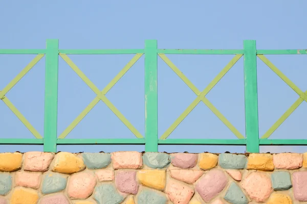 Fench de metal en pared de roca de color . —  Fotos de Stock
