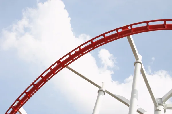 Deel curve van rode en witte achtbaan spoor. — Stockfoto
