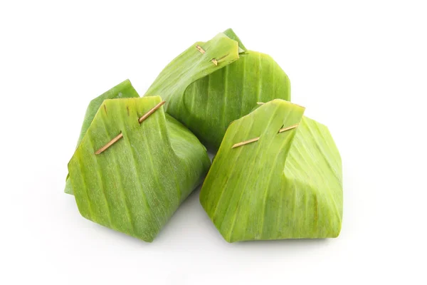 Grupo de postre paquete de hojas de plátano con palo de bambú . —  Fotos de Stock