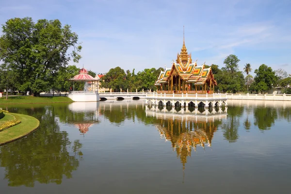 Palace center pond in Thailand water reflex. — Stock Photo, Image