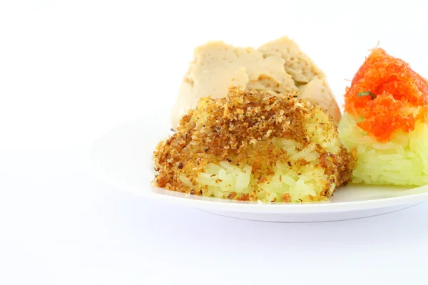Fischmehl und Zucker auf grünem Reisgericht. — Stockfoto