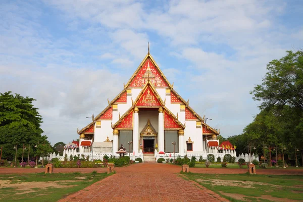 Buddismo chiesa bianca con percorso in mattoni a piedi . — Foto Stock
