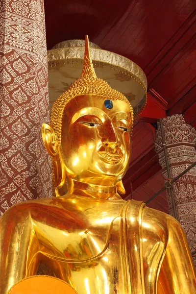Zlatá socha Buddhy v kostele. — Stock fotografie