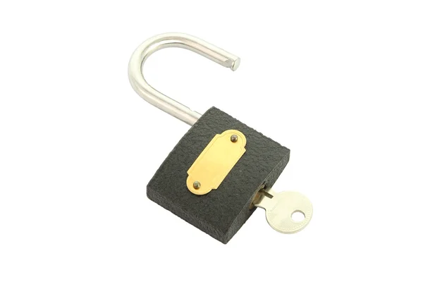 Cadeado preto velho com chave aberta no fundo branco . — Fotografia de Stock