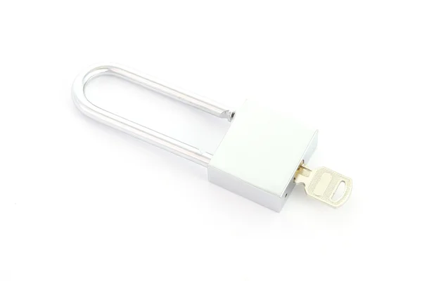 Cadeado de prata com chave perto no fundo branco . — Fotografia de Stock