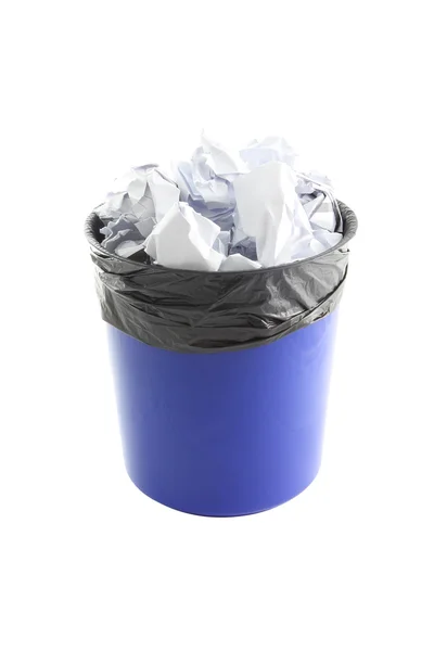 Blauer Plastikmüll und Papier in Müllsack auf weißem Hintergrund. — Stockfoto