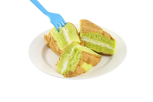 Plato de pastel de crema de esponja y tenedor azul sobre fondo blanco . — Foto de Stock