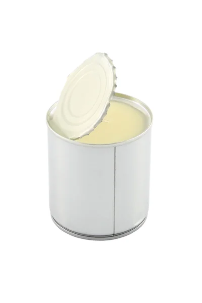 Vista lateral da lata de leite doce aberta no fundo branco . — Fotografia de Stock
