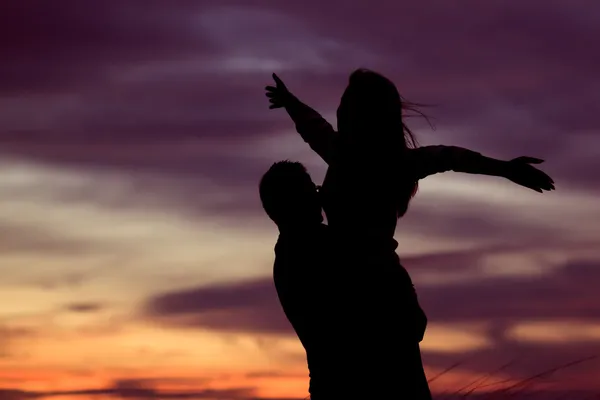 爱夫妇和日落的浪漫场景 — 图库照片