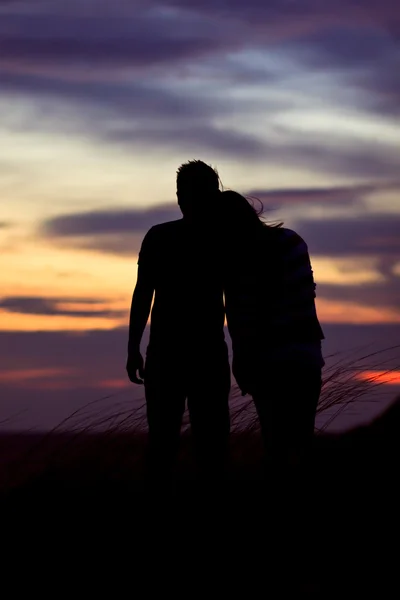 Romantická scéna lásky páry a západ slunce — Stock fotografie