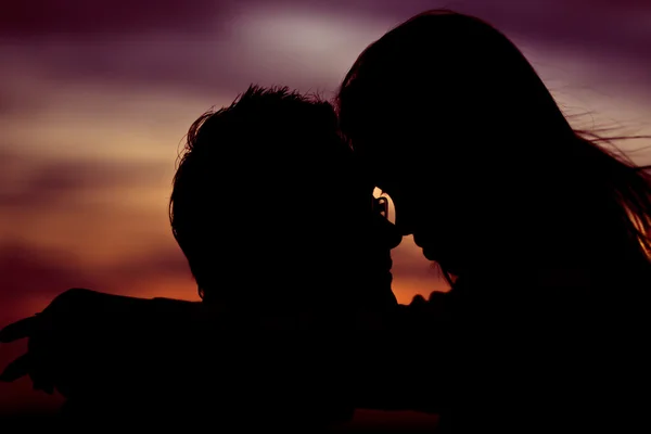 Romantikus jelenet szerelmes pároknak és naplemente — Stock Fotó