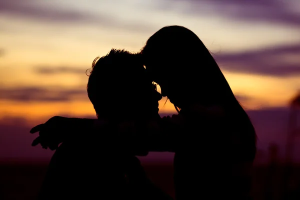 Cena romântica de casais de amor e pôr do sol — Fotografia de Stock