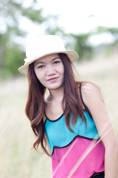 Retrato da jovem bela mulher sorridente ao ar livre — Fotografia de Stock