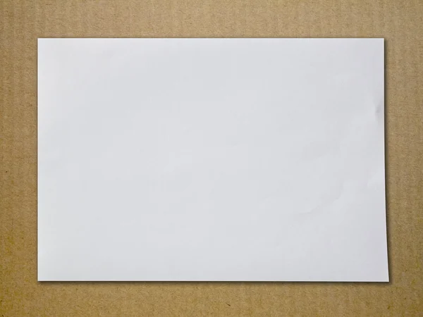 Papel arrugado blanco vacío sobre fondo de tablero de partículas — Foto de Stock