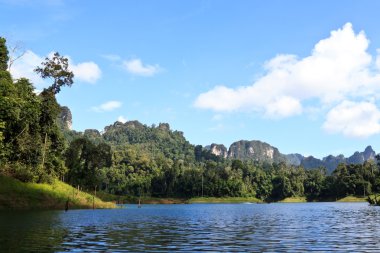 khaosok national Park, Tayland mükemmel gökyüzü ile Yeşil Göl