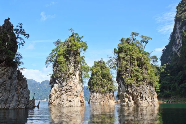 Lago Verde con Cielo Perfecto en el Parque Nacional Khaosok, Tailandia — Foto de Stock
