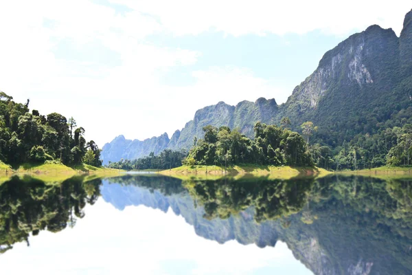 khaosok national Park, Tayland mükemmel gökyüzü ile Yeşil Göl