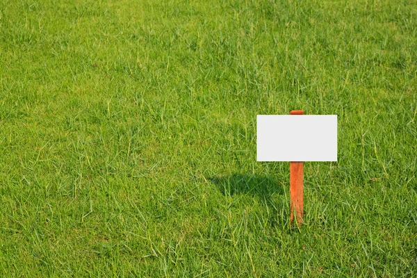 Leeg teken op groen gras Stockfoto