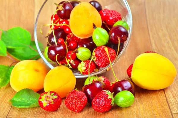 Meyve ve çilek — Stok fotoğraf