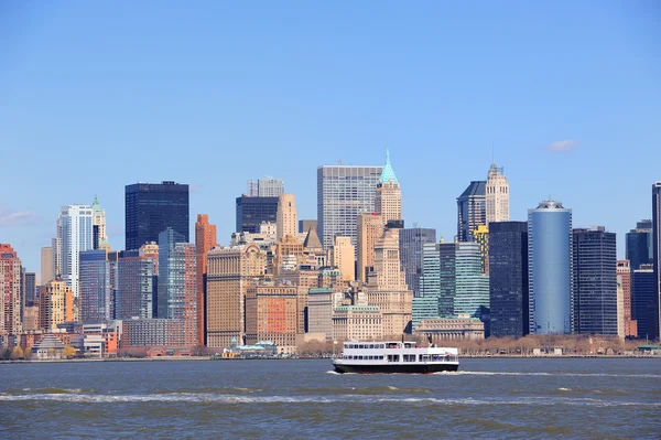 New York'un manhattan gökdelen ve tekne — Stok fotoğraf