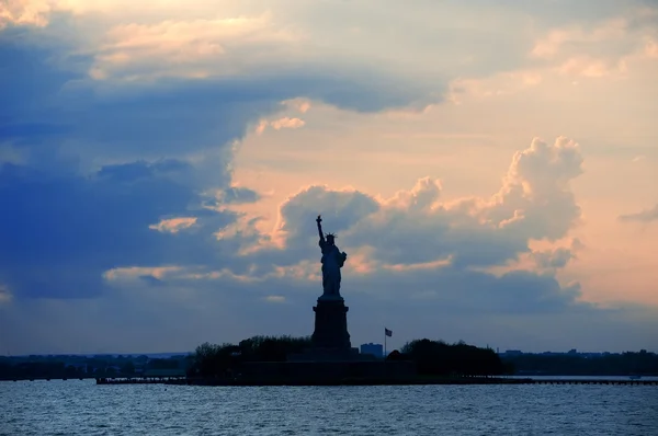 Estatua de la Libertad silueta — Foto de Stock