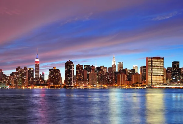 New Yorkban manhattan midtown alkonyatkor — Stock Fotó