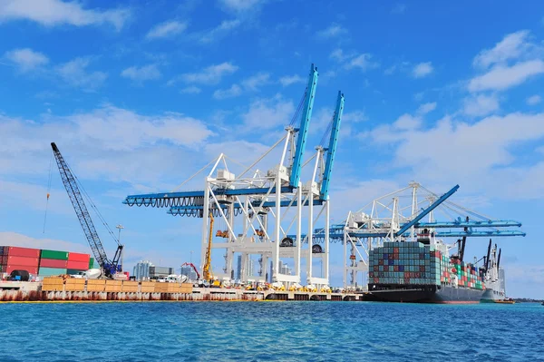 Vrachtschip in miami harbor — Stockfoto