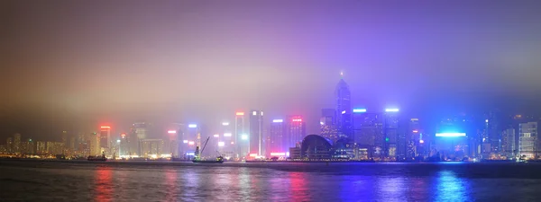Χονγκ Κονγκ στο ομιχλώδες βράδυ — Φωτογραφία Αρχείου