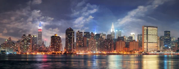 Манхэттен в центре Нью-Йорка в сумерках — стоковое фото
