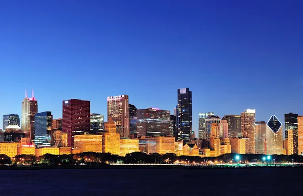 Chicago skyline i skymningen — Stockfoto