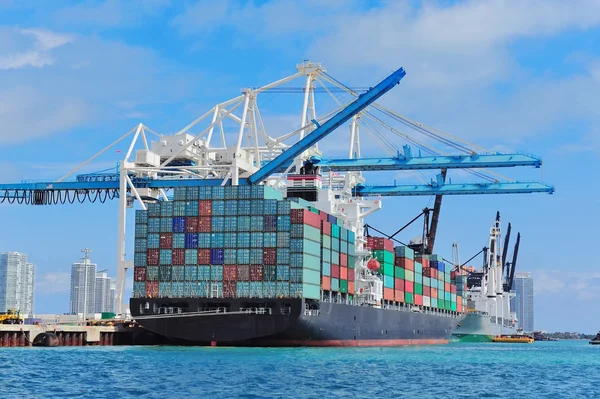Buque de carga en el puerto de Miami Imagen de stock