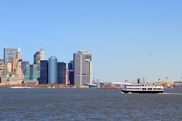 New Yorks manhattan skyskrapor och båt — Stockfoto