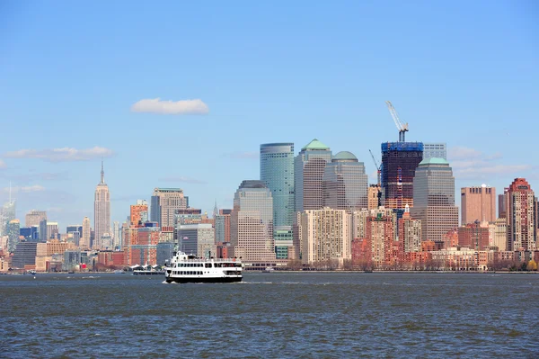 New york city manhattan wolkenkrabbers en boot — Stockfoto