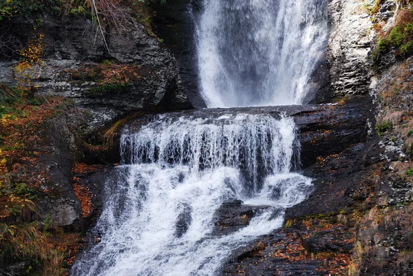 Outono Cachoeira na montanha — Fotografia de Stock