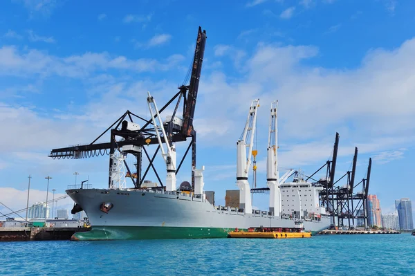 Vrachtschip in miami harbor — Stockfoto