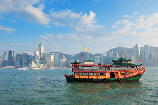 Hong kong skyline met boten — Stockfoto