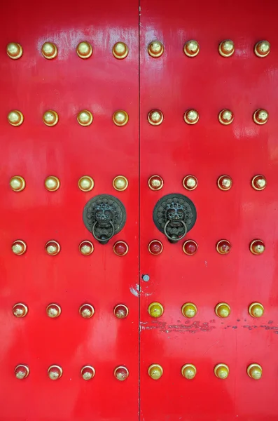 Rode chinese deur in hong kong — Stockfoto