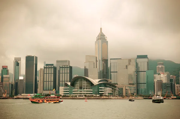 Horizonte de Hong Kong con barcos — Foto de Stock