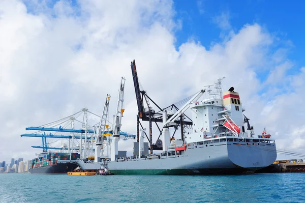 Nákladní loď v přístavu miami — Stock fotografie