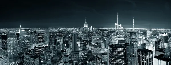 밤에는 뉴욕 시의 만리장성 이 우뚝 솟아 있다 로열티 프리 스톡 이미지