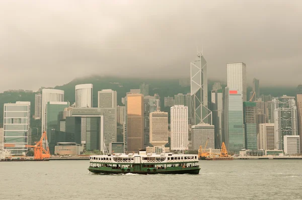 Tekne ile Hong kong manzarası — Stok fotoğraf