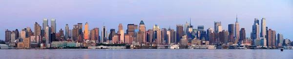 Urban City Skyline Panorama in der Dämmerung — Stockfoto