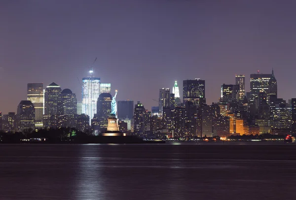 New York'un aşağı manhattan siluetinin geceleri — Stok fotoğraf