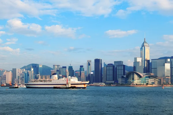 Небо Гонконга с лодками — стоковое фото