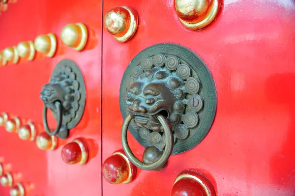 Красная китайская дверь в Гонконге — стоковое фото