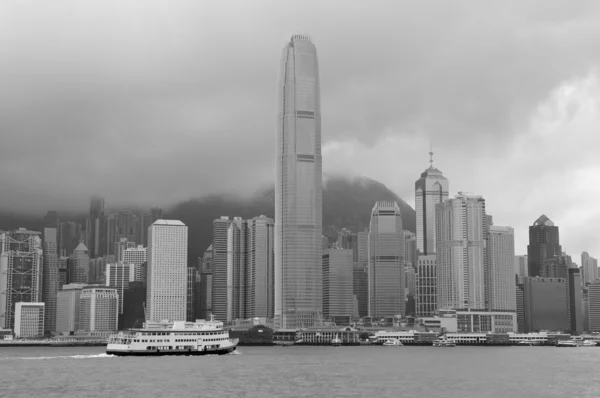 Hong Kong skyline avec des bateaux — Photo