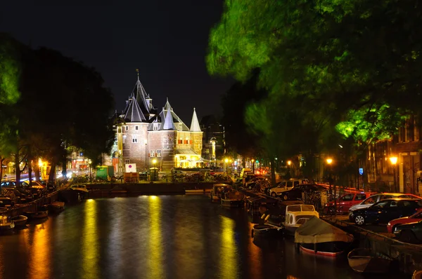Canal e o Waag em Amsterdã, Países Baixos — Fotografia de Stock