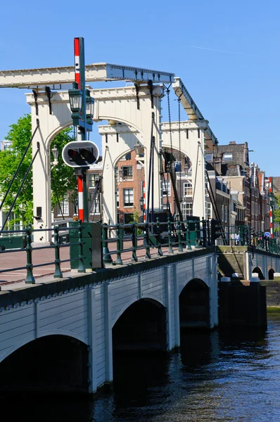 Magere brug v Amsterdamu, Nizozemsko — Stock fotografie