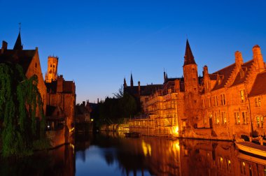 bruges eski şehir, rozenhoedkaai dan gece karanlığında görüntüleyin.