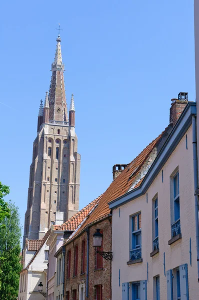 Oude stad en de kerk van onze-lieve in Brugge, België — Stockfoto